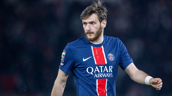 Khvicha Kvaratskhelia et le PSG ont un avantage financier. Khvicha Kvaratskhelia et le PSG ont un avantage financier.