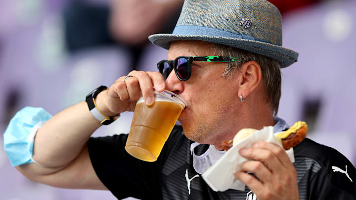 Rares Gut aus Zeitmangel: Dieser Fan konnte sich Bier und Bratwurst innerhalb 15 Minuten besorgen Rares Gut aus Zeitmangel: Dieser Fan konnte sich Bier und Bratwurst innerhalb 15 Minuten besorgen