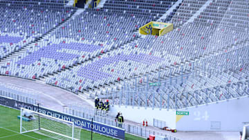 Les supporters ont du attendre avant de gagner les tribunes du Stadium.