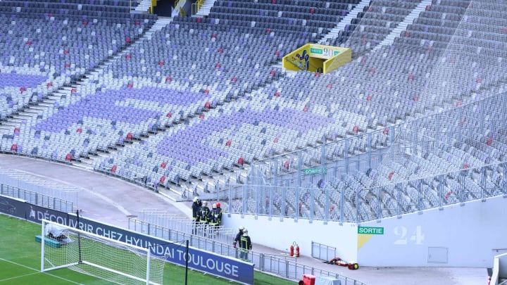 Les supporters ont du attendre avant de gagner les tribunes du Stadium.