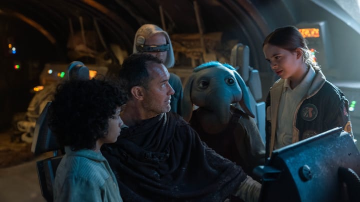 (L-R): Wim (Ravi Cabot-Conyers), Jod Na Nawood (Jude Law), KB (Kyriana Kratter), Neel (Robert Timothy Smith), and Fern (Ryan Kiera Armstrong) in Lucasfilm's STAR WARS: SKELETON CREW, exclusively on Disney+. Photo by Matt Kennedy. ©2024 Lucasfilm Ltd. & TM. All Rights Reserved.