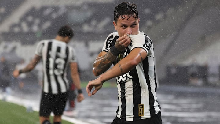Artur anotou um golaço e deu assistência no Nilton Santos Artur anotou um golaço e deu assistência no Nilton Santos