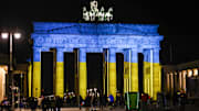 Das Brandenburger Tor in den Farben der Ukraine