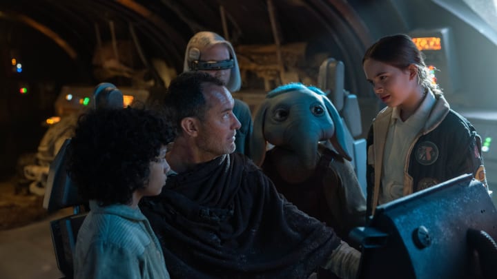 (L-R): Wim (Ravi Cabot-Conyers), Jod Na Nawood (Jude Law), KB (Kyriana Kratter), Neel (Robert Timothy Smith), and Fern (Ryan Kiera Armstrong) in Lucasfilm's STAR WARS: SKELETON CREW, exclusively on Disney+. Photo by Matt Kennedy. ©2024 Lucasfilm Ltd. & TM. All Rights Reserved.