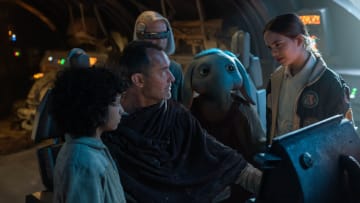 (L-R): Wim (Ravi Cabot-Conyers), Jod Na Nawood (Jude Law), KB (Kyriana Kratter), Neel (Robert Timothy Smith), and Fern (Ryan Kiera Armstrong) in Lucasfilm's STAR WARS: SKELETON CREW, exclusively on Disney+. Photo by Matt Kennedy. ©2024 Lucasfilm Ltd. & TM. All Rights Reserved.