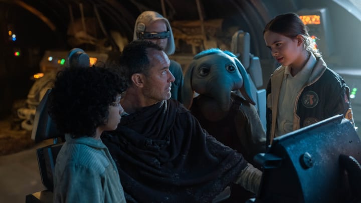 (L-R): Wim (Ravi Cabot-Conyers), Jod Na Nawood (Jude Law), KB (Kyriana Kratter), Neel (Robert Timothy Smith), and Fern (Ryan Kiera Armstrong) in Lucasfilm's STAR WARS: SKELETON CREW, exclusively on Disney+. Photo by Matt Kennedy. ©2024 Lucasfilm Ltd. & TM. All Rights Reserved.