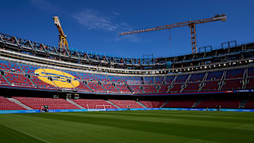 Camp Nou est encore en construction. Camp Nou est encore en construction.