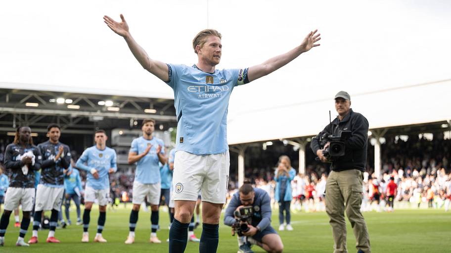 Kevin De Bruyne waving goodbye.