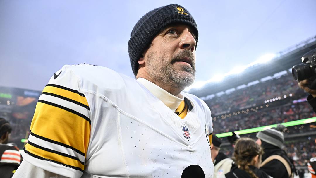 Pittsburgh Steelers quarterback Aaron Rodgers (8) 