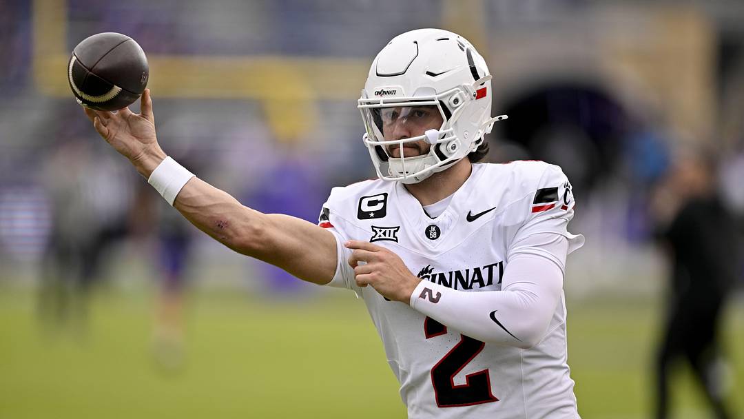Nov 29, 2025; Fort Worth, Texas, USA; Cincinnati Bearcats quarterback Brendan Sorsby (2) warms up before the game against the TCU Horned Frogs at Amon G. Carter Stadium. Mandatory Credit: Jerome Miron-Imagn Images Nov 29, 2025; Fort Worth, Texas, USA; Cincinnati Bearcats quarterback Brendan Sorsby (2) warms up before the game against the TCU Horned Frogs at Amon G. Carter Stadium. Mandatory Credit: Jerome Miron-Imagn Images
