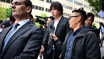Ippei Mizuhara saliendo del tribunal en el que le fueron leídos los cargos en su contra