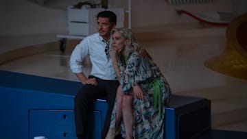(L-R) Pedro Pascal as Reed Richards/Mister Fantastic and Vanessa Kirby as Sue Storm/Invisible Woman in 20th Century Studios/Marvel Studios' THE FANTASTIC FOUR: FIRST STEPS. Photo by Jay Maidment. © 2025 20th Century Studios / © and ™ 2025 MARVEL.