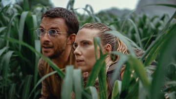 L to R: Jonathan Bailey as paleontologist Dr. Henry Loomis and Scarlett Johansson as skilled covert operations expert Zora Bennett in JURASSIC WORLD REBIRTH, directed by Gareth Edwards.