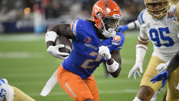 Boise State Broncos running back Ashton Jeanty (2) slips a tackle by UCLA Bruins linebacker Darius Muasau