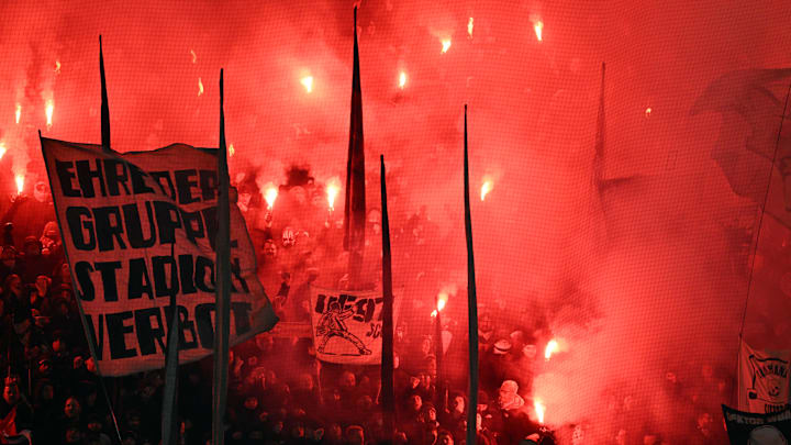 Pyromeer beim Duell 1. FC Köln gegen Eintracht Frankfurt
