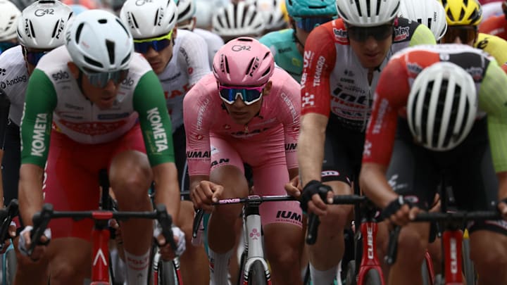Isaac del Toro luciendo la maglia rosa. 
