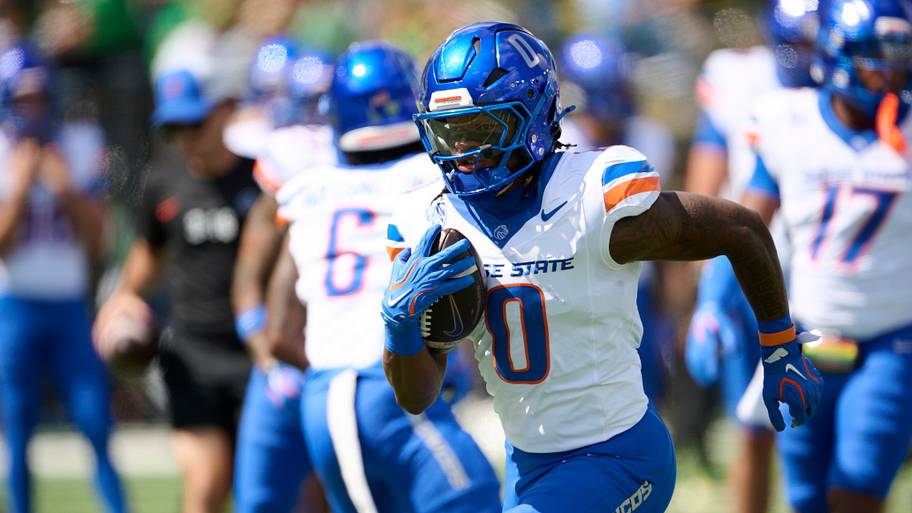 Boise State Broncos running back Dylan Riley warms up before a game against the Oregon Ducks.