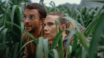 L to R: Jonathan Bailey as paleontologist Dr. Henry Loomis and Scarlett Johansson as skilled covert operations expert Zora Bennett in JURASSIC WORLD REBIRTH, directed by Gareth Edwards.