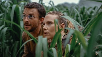L to R: Jonathan Bailey as paleontologist Dr. Henry Loomis and Scarlett Johansson as skilled covert operations expert Zora Bennett in JURASSIC WORLD REBIRTH, directed by Gareth Edwards.