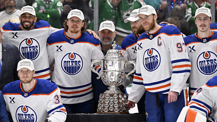 The Edmonton Oilers pose with the trophy after winning the Western Conference Final of the 2025 Stanley Cup Playoffs at American Airlines Center.
