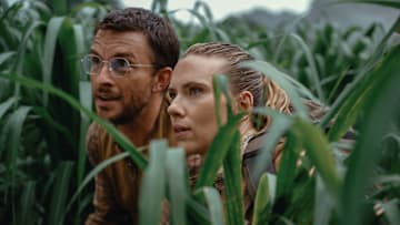 L to R: Jonathan Bailey as paleontologist Dr. Henry Loomis and Scarlett Johansson as skilled covert operations expert Zora Bennett in JURASSIC WORLD REBIRTH, directed by Gareth Edwards.
