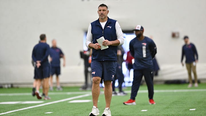 Jun 10, 2025; Foxborough, MA, USA; New England Patriots head coach Mike Vrabel watches over practice during minicamp held in the WIN Field House at Gillette Stadium. Mandatory Credit: Eric Canha-Imagn Images 