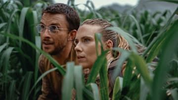 L to R: Jonathan Bailey as paleontologist Dr. Henry Loomis and Scarlett Johansson as skilled covert operations expert Zora Bennett in JURASSIC WORLD REBIRTH, directed by Gareth Edwards.