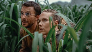 L to R: Jonathan Bailey as paleontologist Dr. Henry Loomis and Scarlett Johansson as skilled covert operations expert Zora Bennett in JURASSIC WORLD REBIRTH, directed by Gareth Edwards.