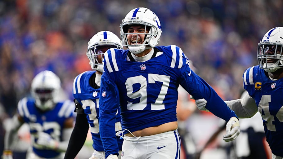 laiatu-latu-colts-celebrates-sack