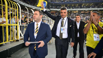Sadettin Saran, Fenerbahçe tribünlerini selamlıyor.
