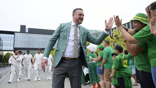 mike gundy dan lanning oregon ducks oklahoma state cowboys autzen stadium zane flores quarterback nil hauss hejny dante moore