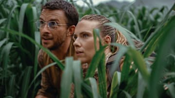 L to R: Jonathan Bailey as paleontologist Dr. Henry Loomis and Scarlett Johansson as skilled covert operations expert Zora Bennett in JURASSIC WORLD REBIRTH, directed by Gareth Edwards.