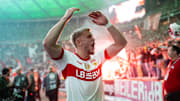 Ermedin Demirovic feiert mit dem VfB den DFB-Pokal-Titel