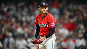 Tanner Bibee extendió su contrato con los Guardianes 