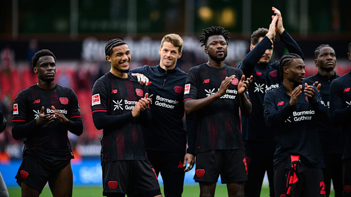 Malik Tillman (2. v. l.) will mit Bayer Leverkusen in die Champions League