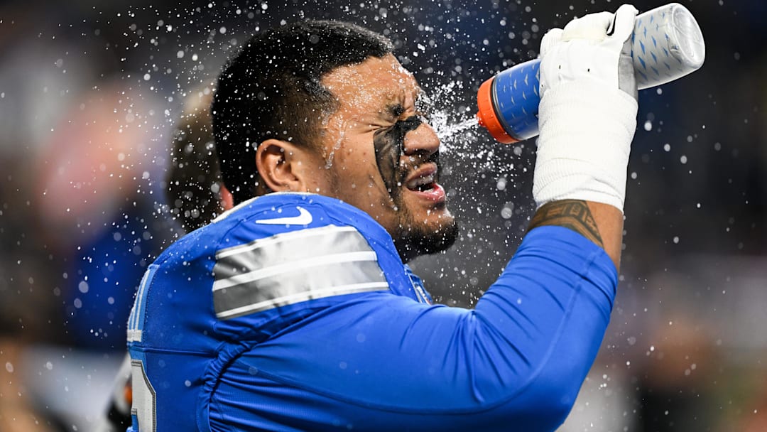 Nov 2, 2025; Detroit, Michigan, USA; Detroit Lions tackle Penei Sewell (58) splashes water on his face during warm-ups before the game against the Minnesota Vikings at Ford Field.