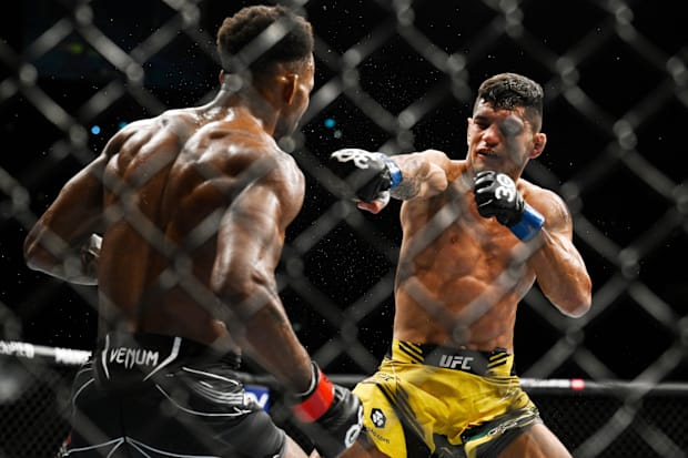  Gabriel Santos fights Lerone Murphy during UFC 286 at O2 Arena. 