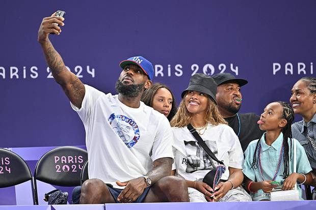LeBron James has sad kiss with wife Savannah after Lakers shocking ...