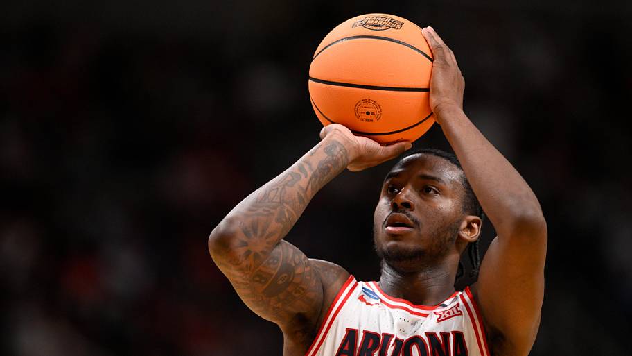 Arizona guard Jaden Bradley shoots the ball.