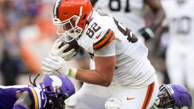 Cleveland Browns tight end Treyton Welch (82) catches a pass against the Minnesota Vikings  