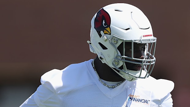 Josh Sweat, ala llegada de Philadelphia, encabeza las contrataciones para dar más poder a la defensa de Arizona. 