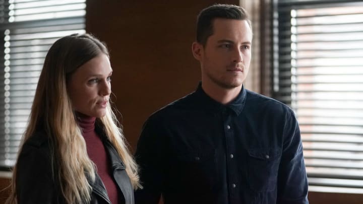 CHICAGO P.D. -- "No Way Out" Episode 909 -- Pictured: (l-r) Tracy Spiridakos as Hailey, Jesse Lee Soffer as Jay Halstead -- (Photo by: Lori Allen/NBC)