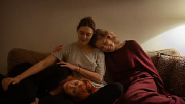 Elizabeth Olsen, Carrie Coon, and Natasha Lyonne in His Three Daughters - Netflix