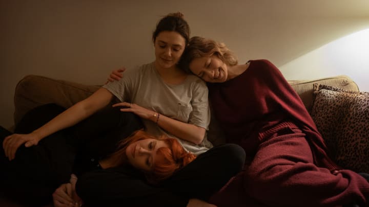 Elizabeth Olsen, Carrie Coon, and Natasha Lyonne in His Three Daughters - Netflix