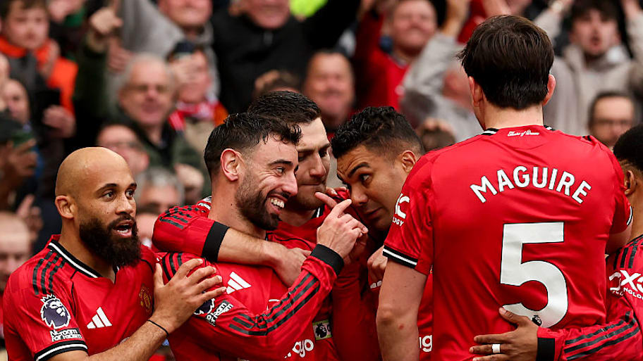 Man Utd players celebrate a goal