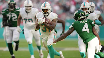 Miami Dolphins running back Raheem Mostert (31) breaks free for a big gain as New York Jets