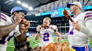 Jugadores de los Buffalo Bills comiendo el típico pavo del Día de Acción de Gracias 