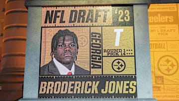 Georgia offensive tackle Broderick Jones