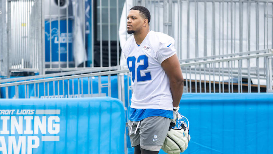 Lions Re-Sign DE Marcus Davenport