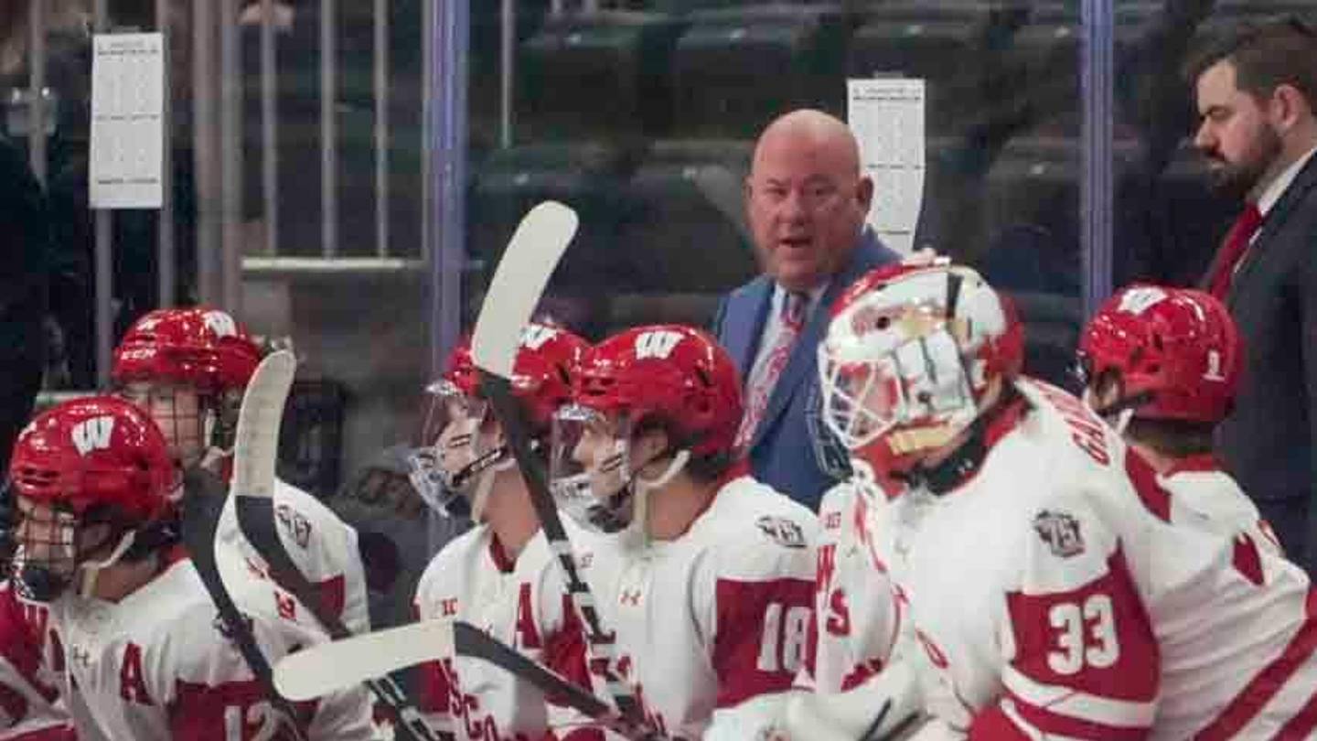 Badgers men's hockey lets two-goal lead slip away in loss to No. 3 Minnesota